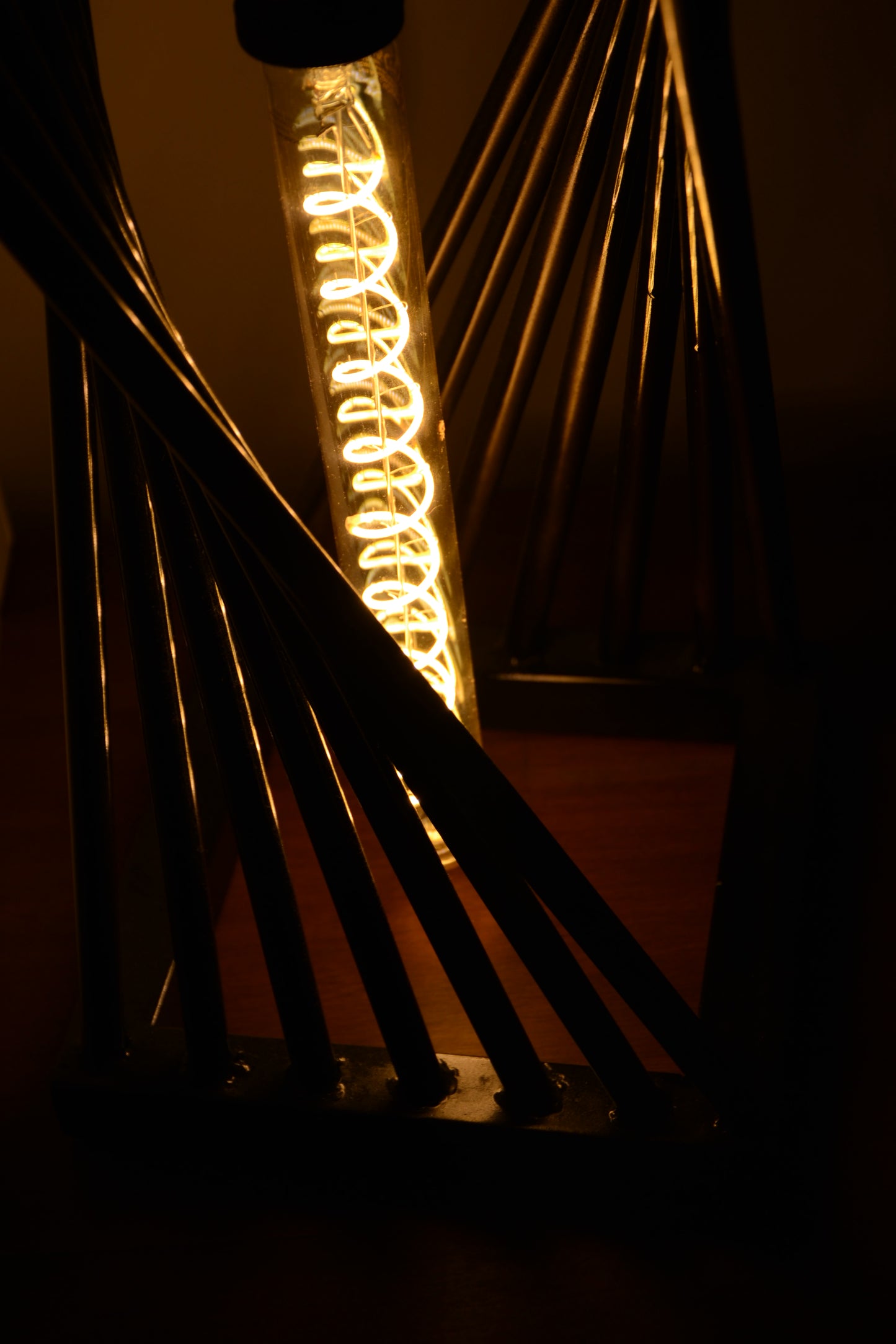 Lampe en Bois et Métal avec Ampoule Industrielle