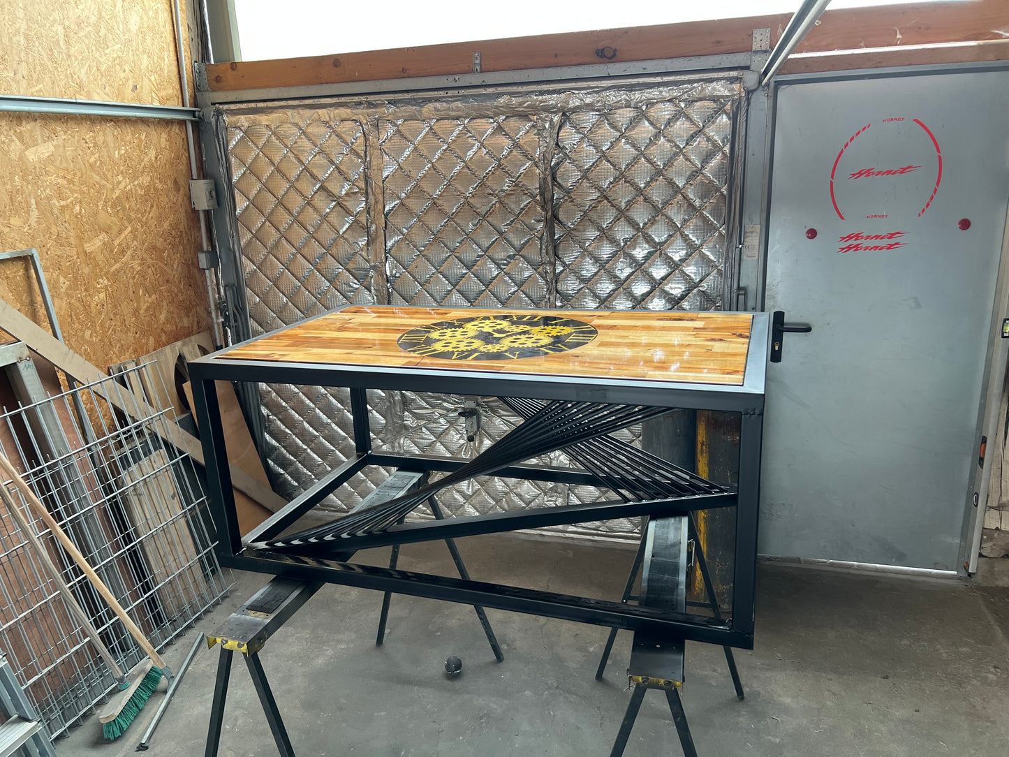 Table Basse Design en Bois et Métal avec horloge factice en Résine Époxy