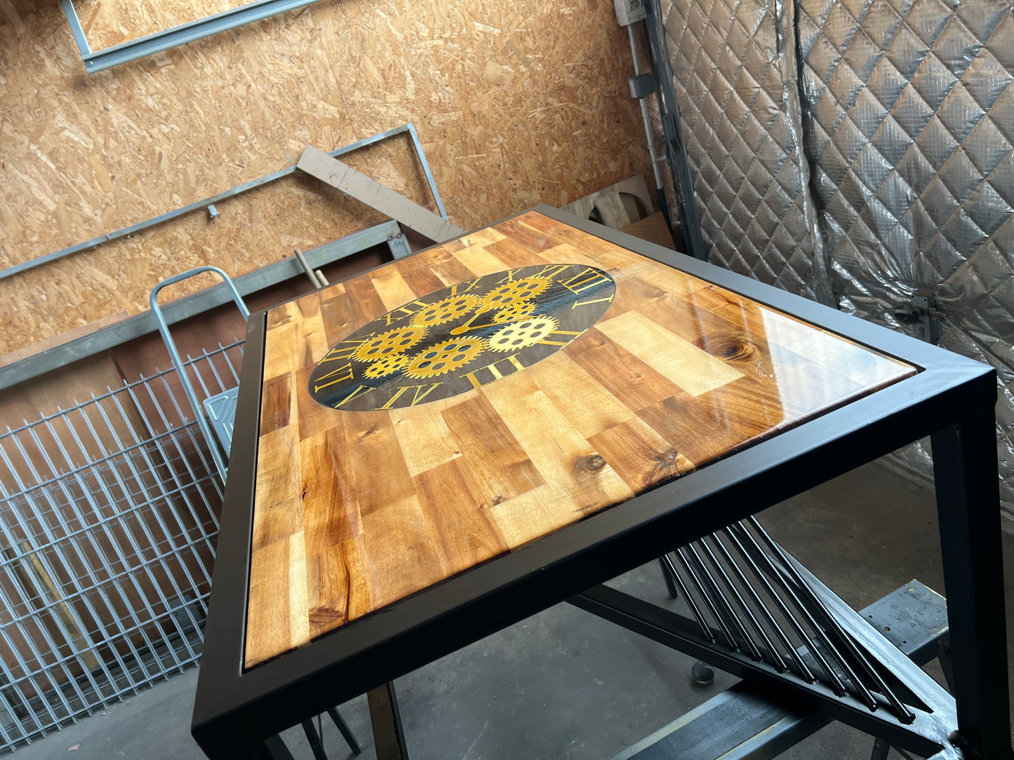 Table Basse Design en Bois et Métal avec horloge factice en Résine Époxy