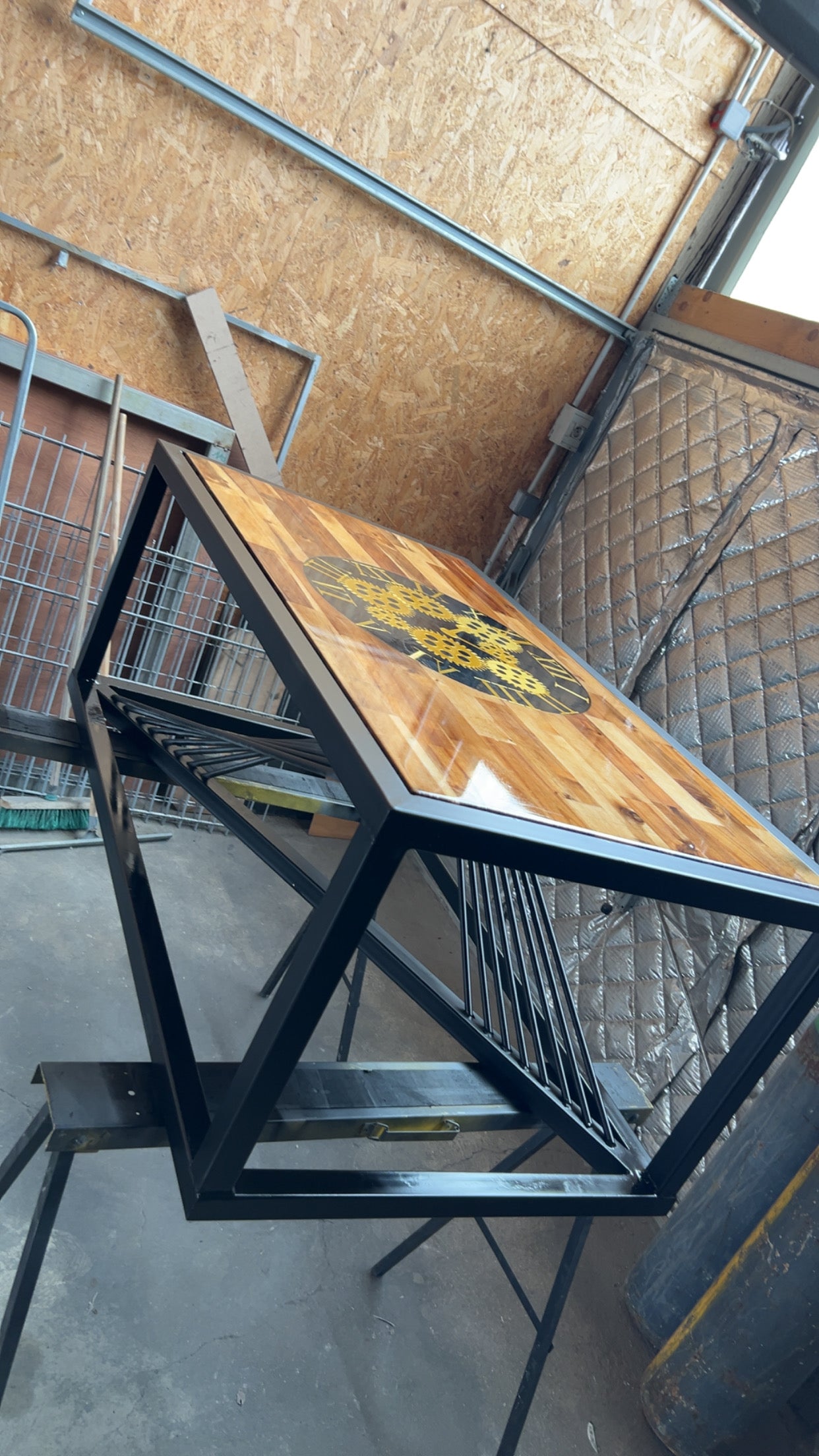 Table Basse Design en Bois et Métal avec horloge factice en Résine Époxy