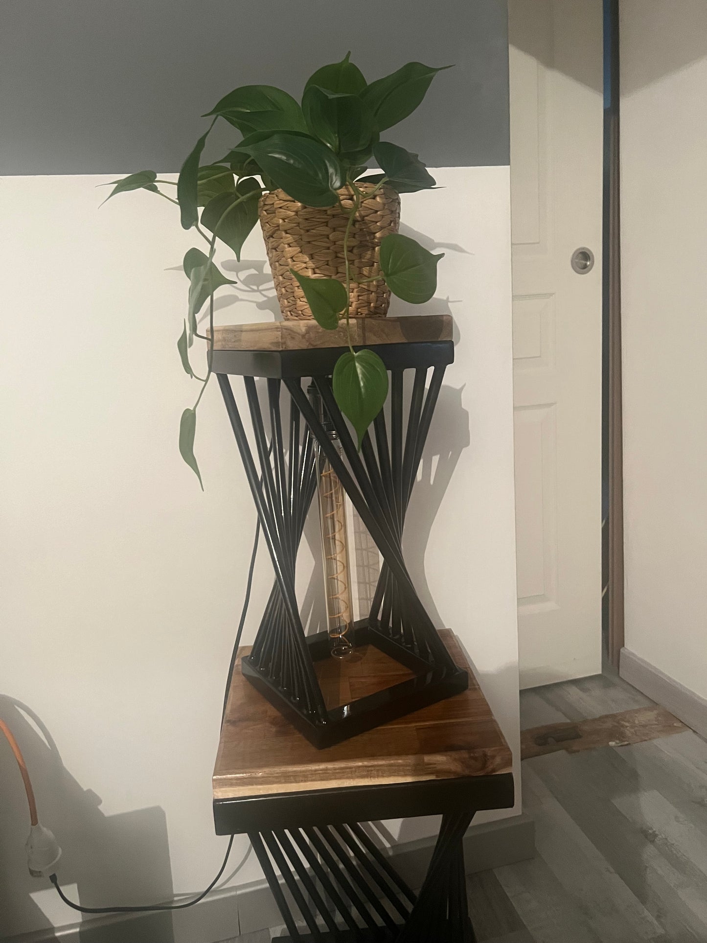 Lampe en Bois et Métal avec Ampoule Industrielle