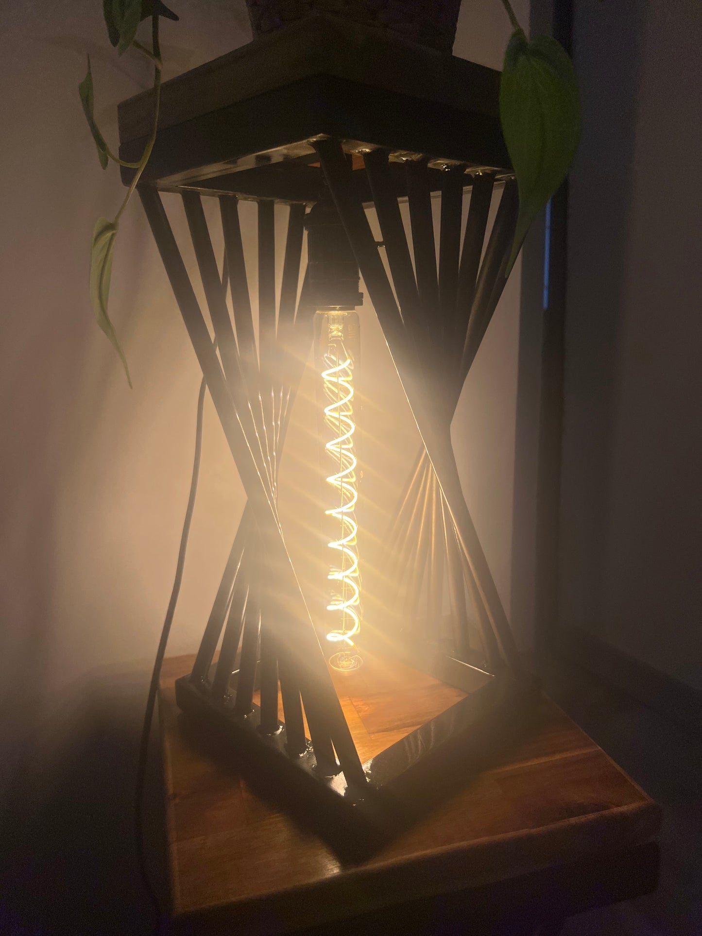 Lampe en Bois et Métal avec Ampoule Industrielle