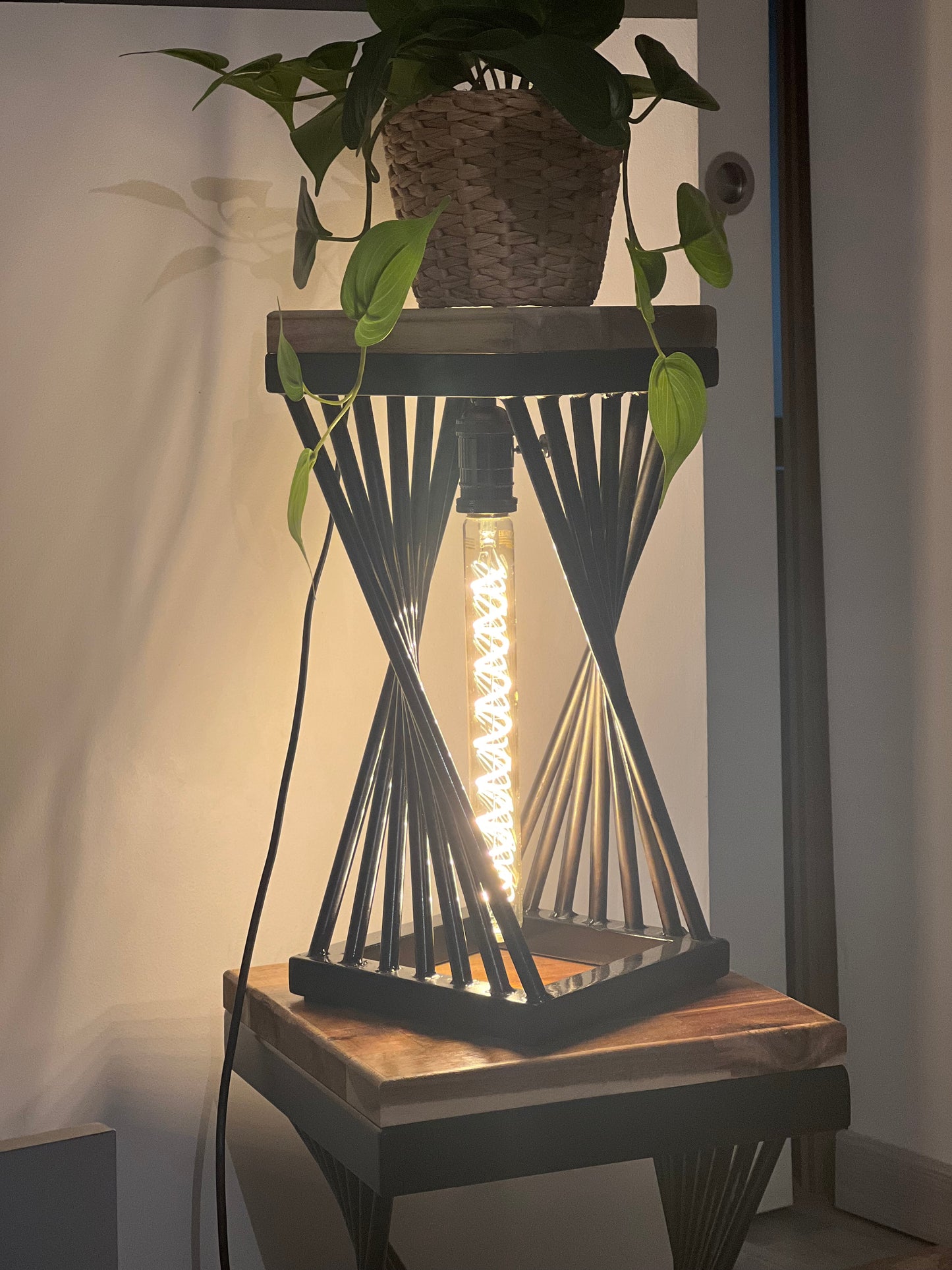 Lampe en Bois et Métal avec Ampoule Industrielle