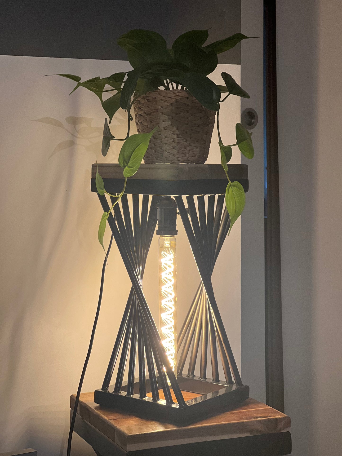 Lampe en Bois et Métal avec Ampoule Industrielle